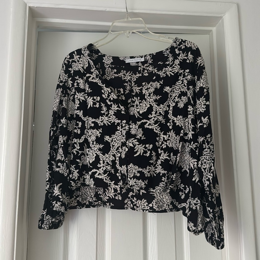 Flynn Skye Blouse - Size Small 🖤